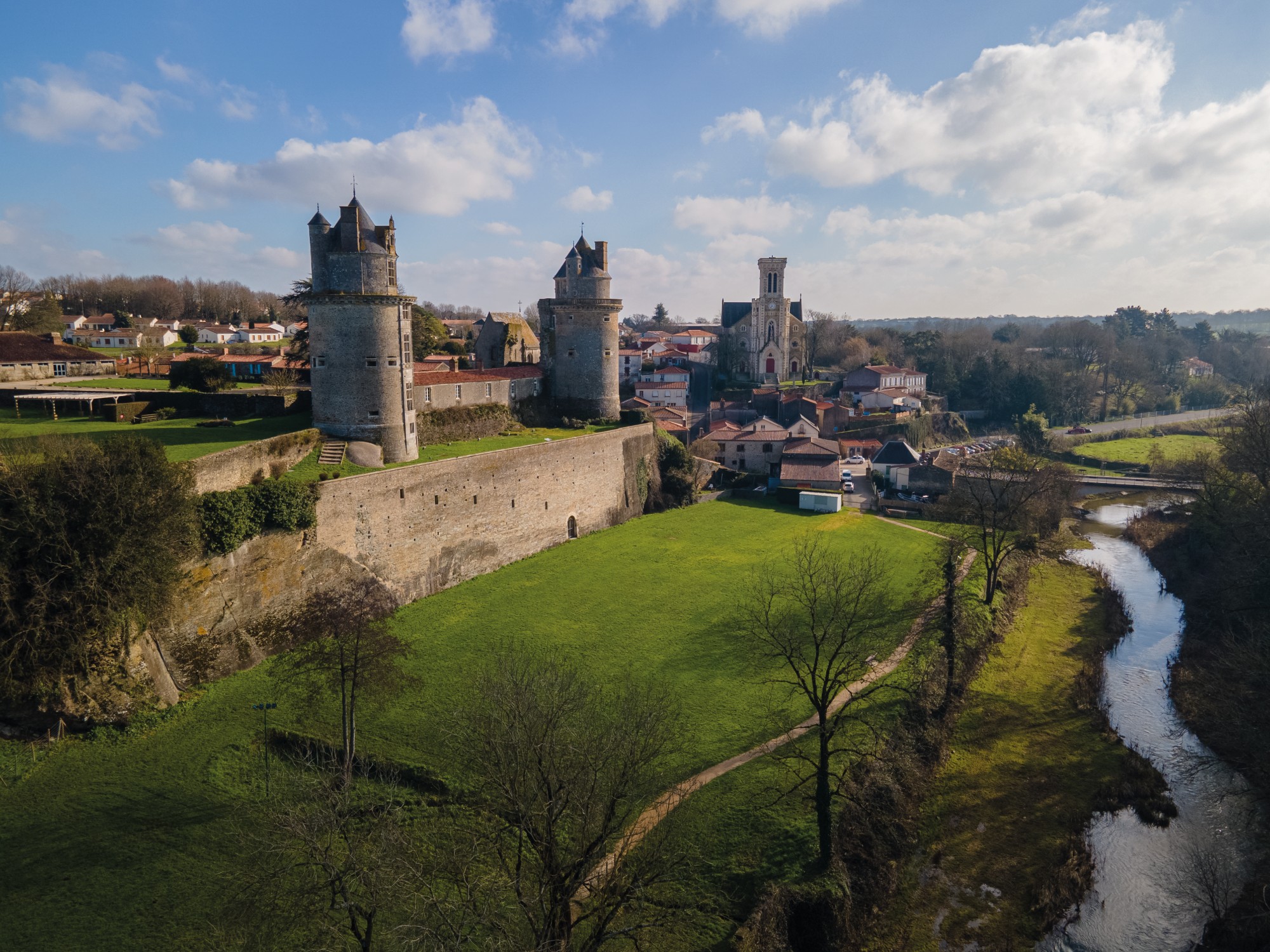 Photo drone du chateau d'Apremont en Vendée