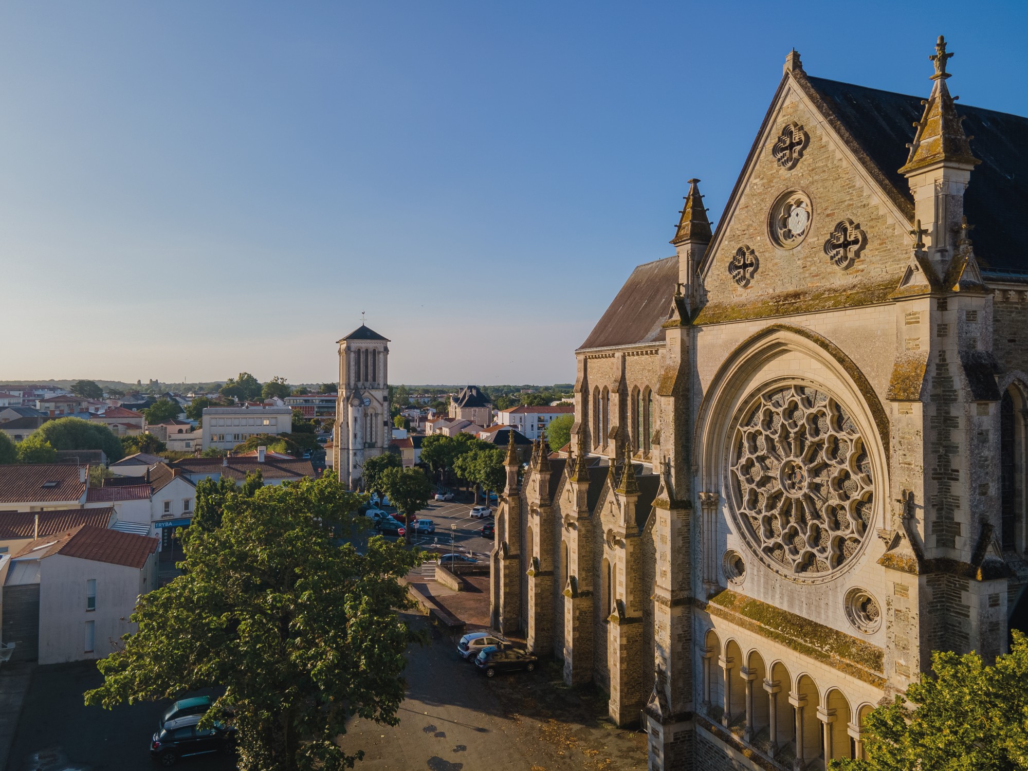 photo drone de l'église de Challans, en Vendée