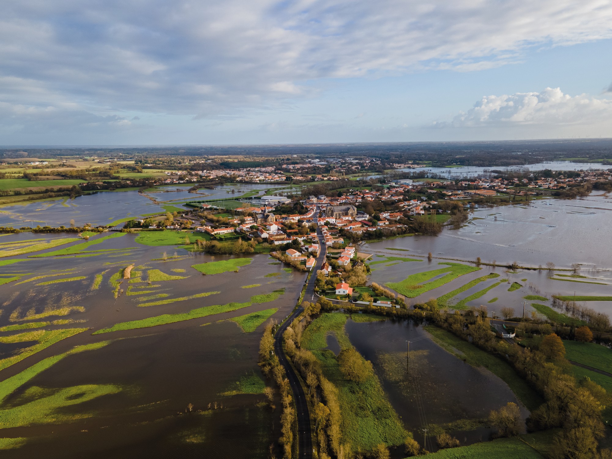Photo aérienne du marais inondé à Sallertaine, en Vendée