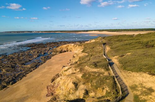 photo drone d'un sentier menant a l'estuaire du Payré, a Jard sur Mer, en Vendée