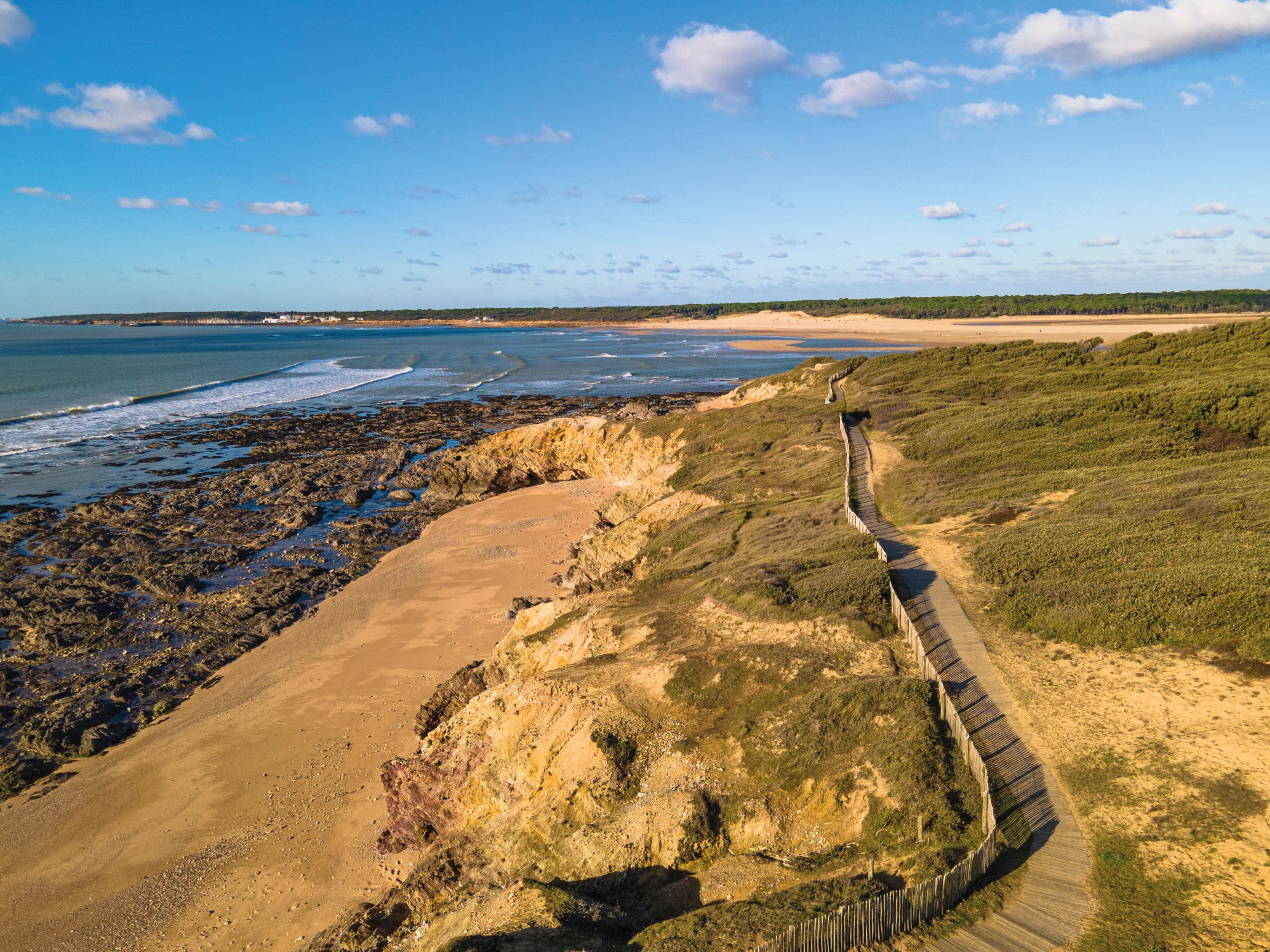 photo drone d'un sentier menant a l'estuaire du Payré, a Jard sur Mer, en Vendée