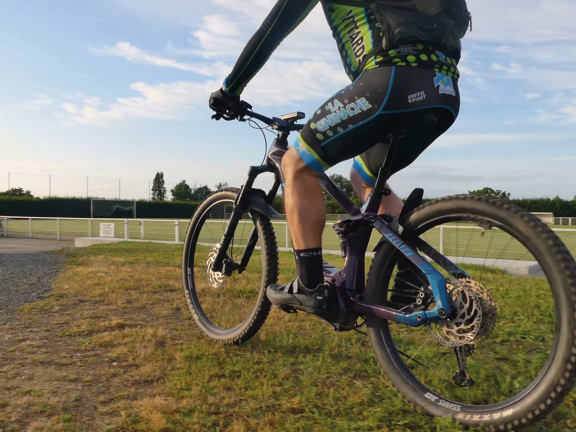 Photographie d'un VTT sur une randonnée vélo