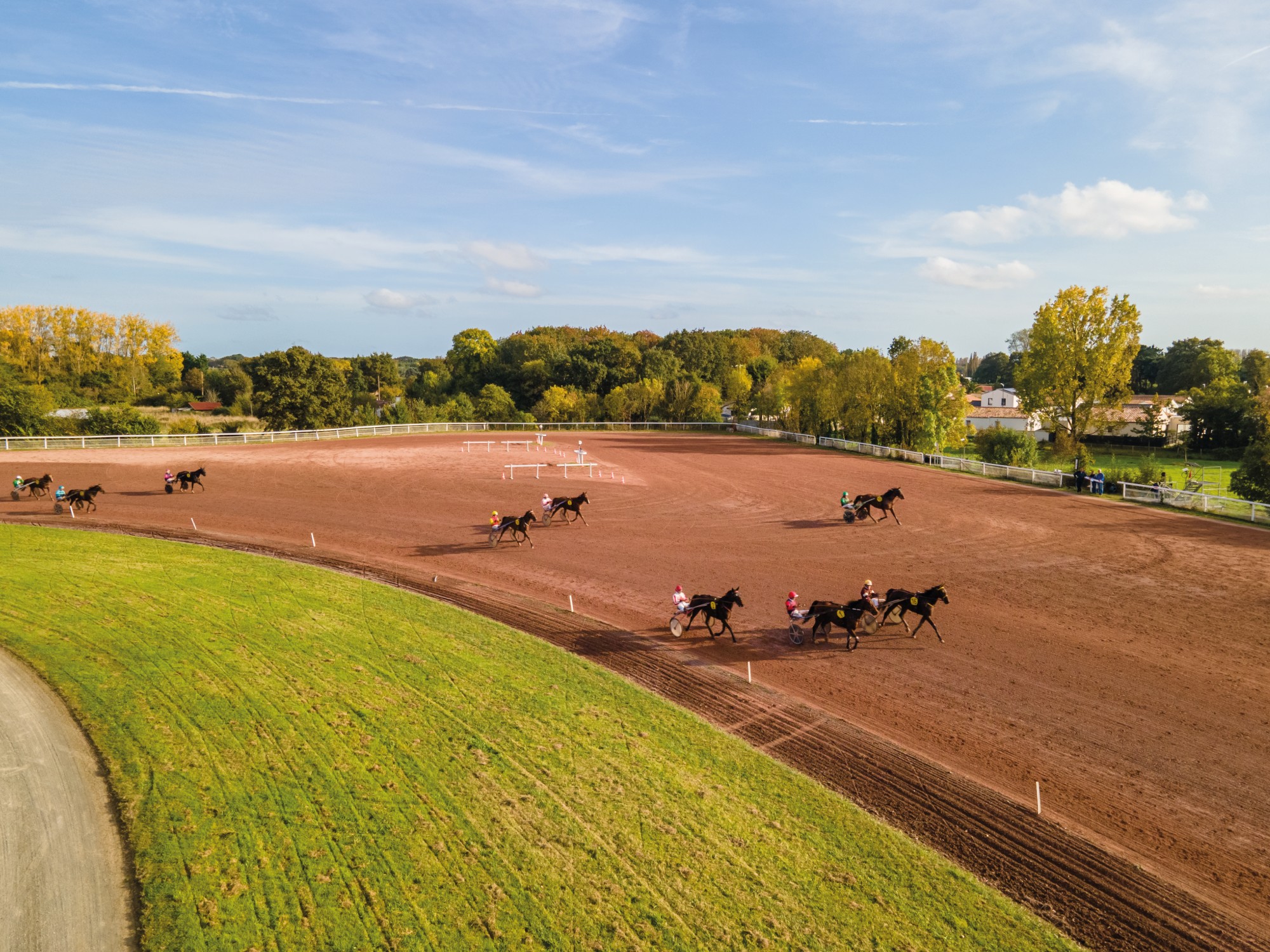 Photographie issue d'une vidéo drone de communication d'hippodrome, chevaux de courses