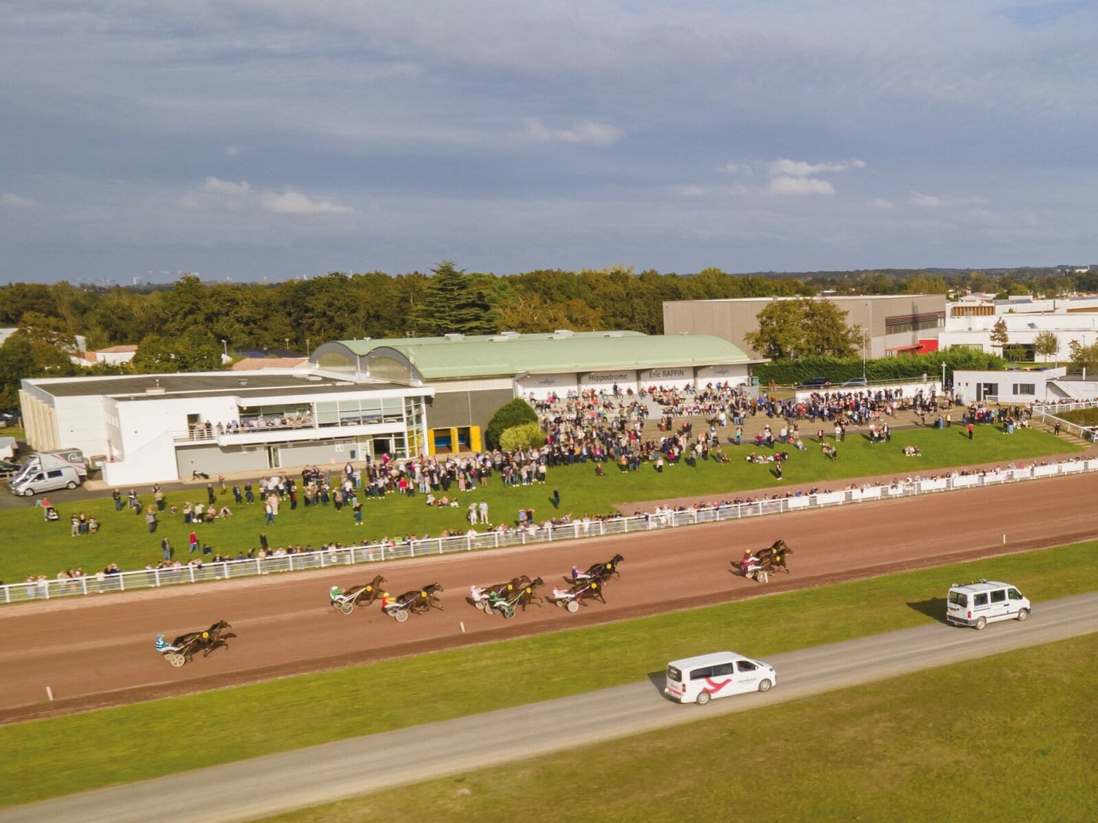 Photographie drone de l'arrivée d'une course hippique sur l'hippodrome Eric Raffin de Challans