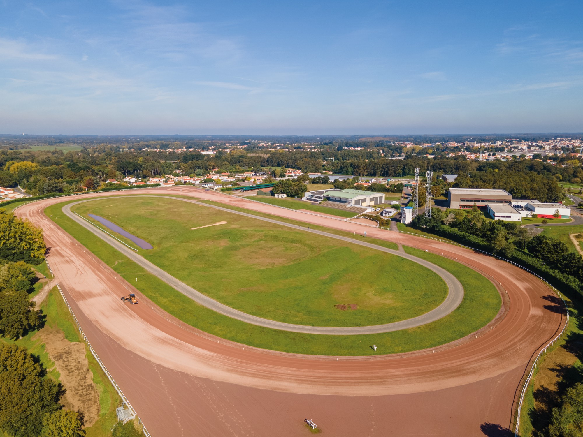 Photographie aérienne par drone de l'hippodrome Eric Raffin à Challans pour la société des courses hippiques, partenaire de DronEsprit