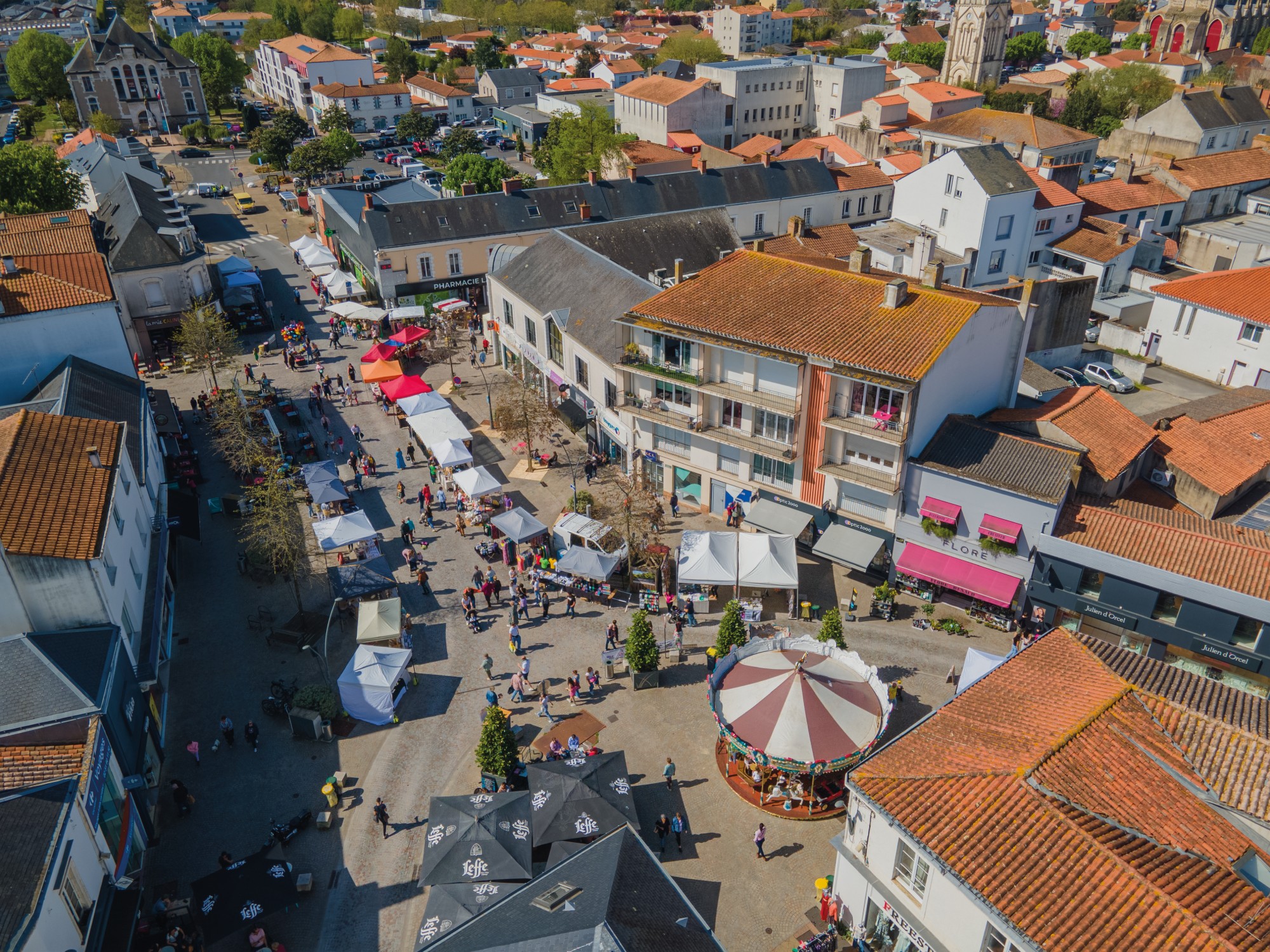 Photo aérienne pour la braderie des commerçants de Challans, organisée par l'association Challans Je T'aime