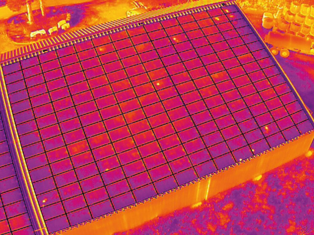 Vue infrarouge / thermique par drone de thermographie pour une inspection de panneaux photovoltaïques