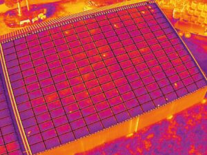 Vue infrarouge / thermique par drone de thermographie pour une inspection de panneaux photovoltaïques