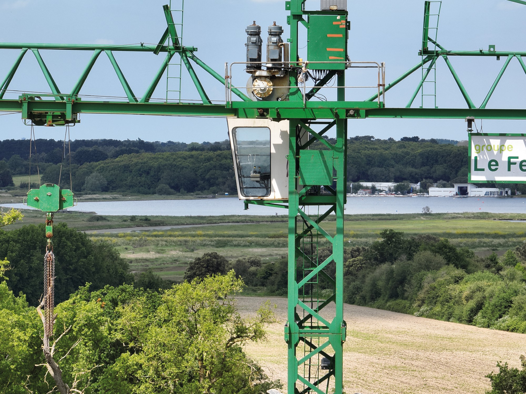 Inspection par drone avec une vue zoom d'une grue