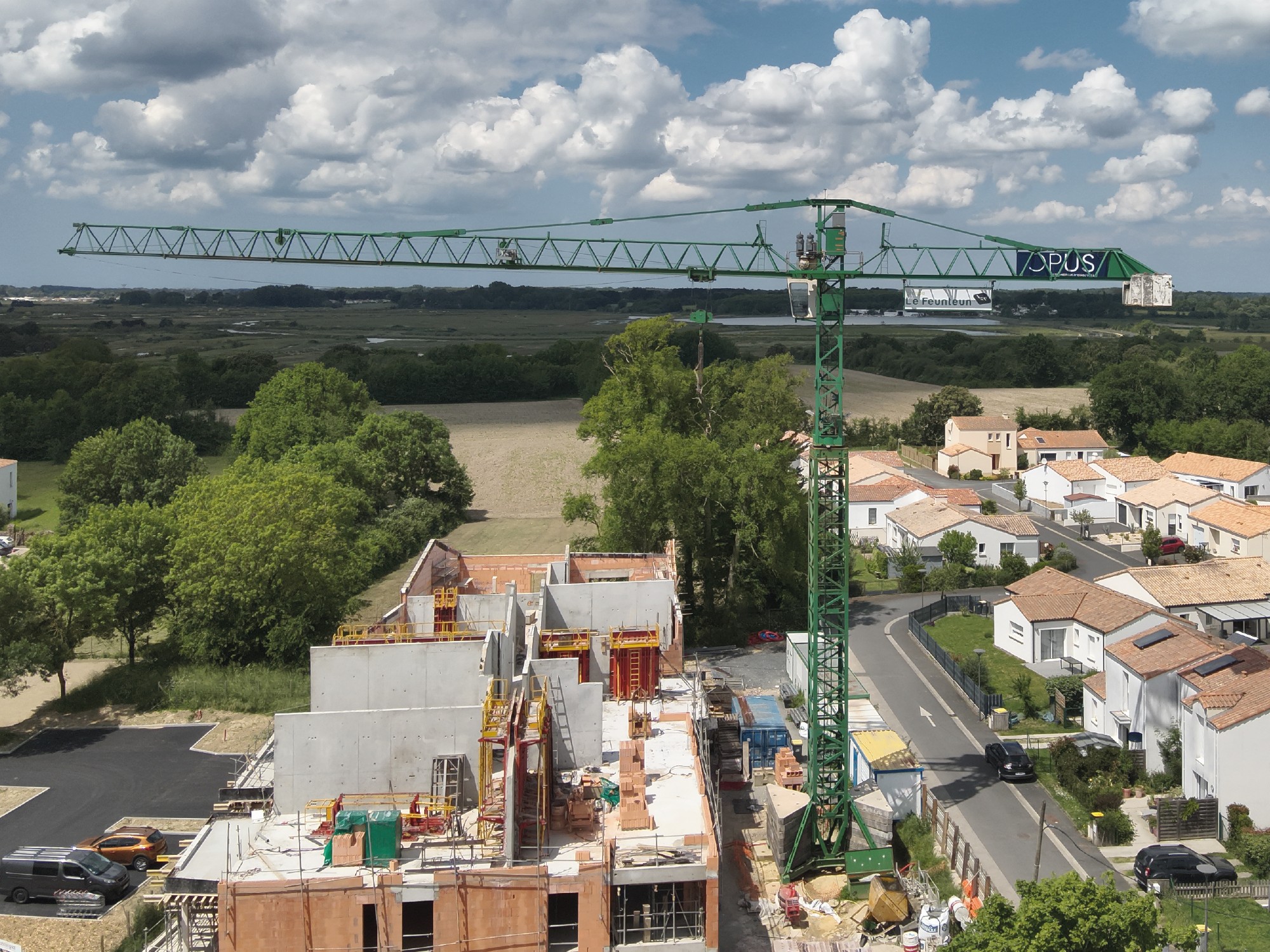 Photographie aérienne par drone d'une grue sur un chantier de construction d'un immeuble résidentiel