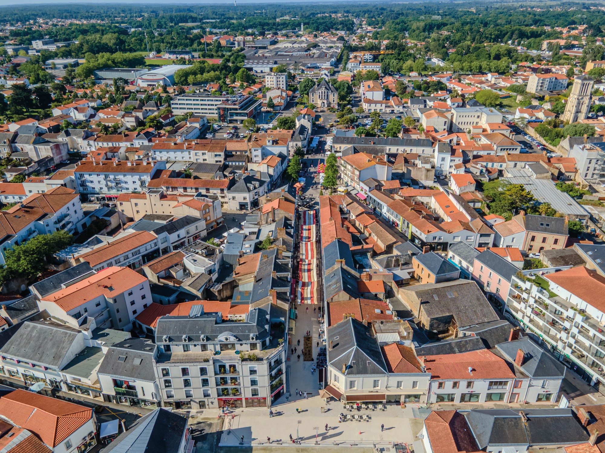 Photographie aérienne par drone de la braderie du centre ville de Challans