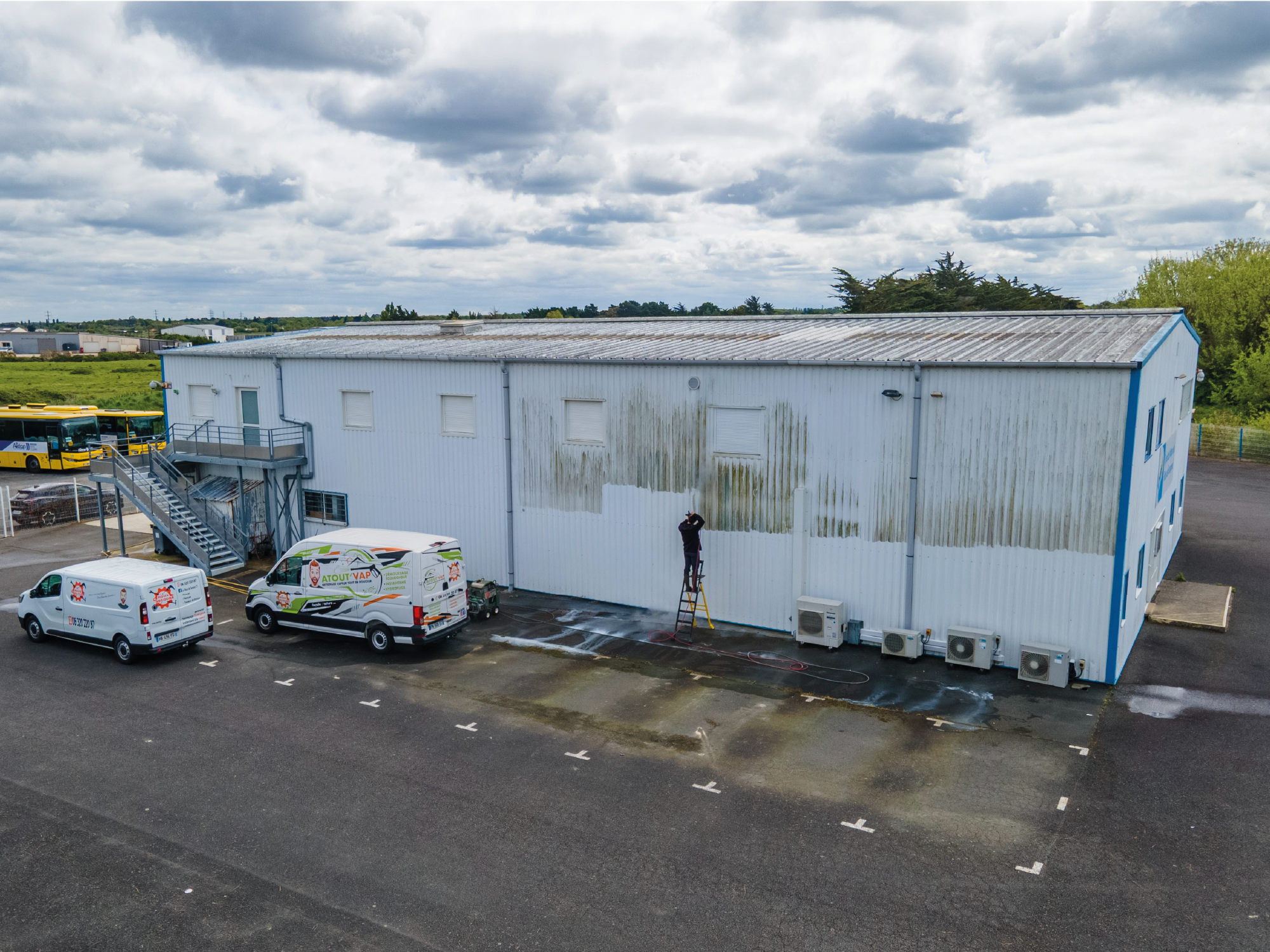Photographie aérienne par drone d'une entreprise de nettoyage à la vapeur sur un batiment collectif