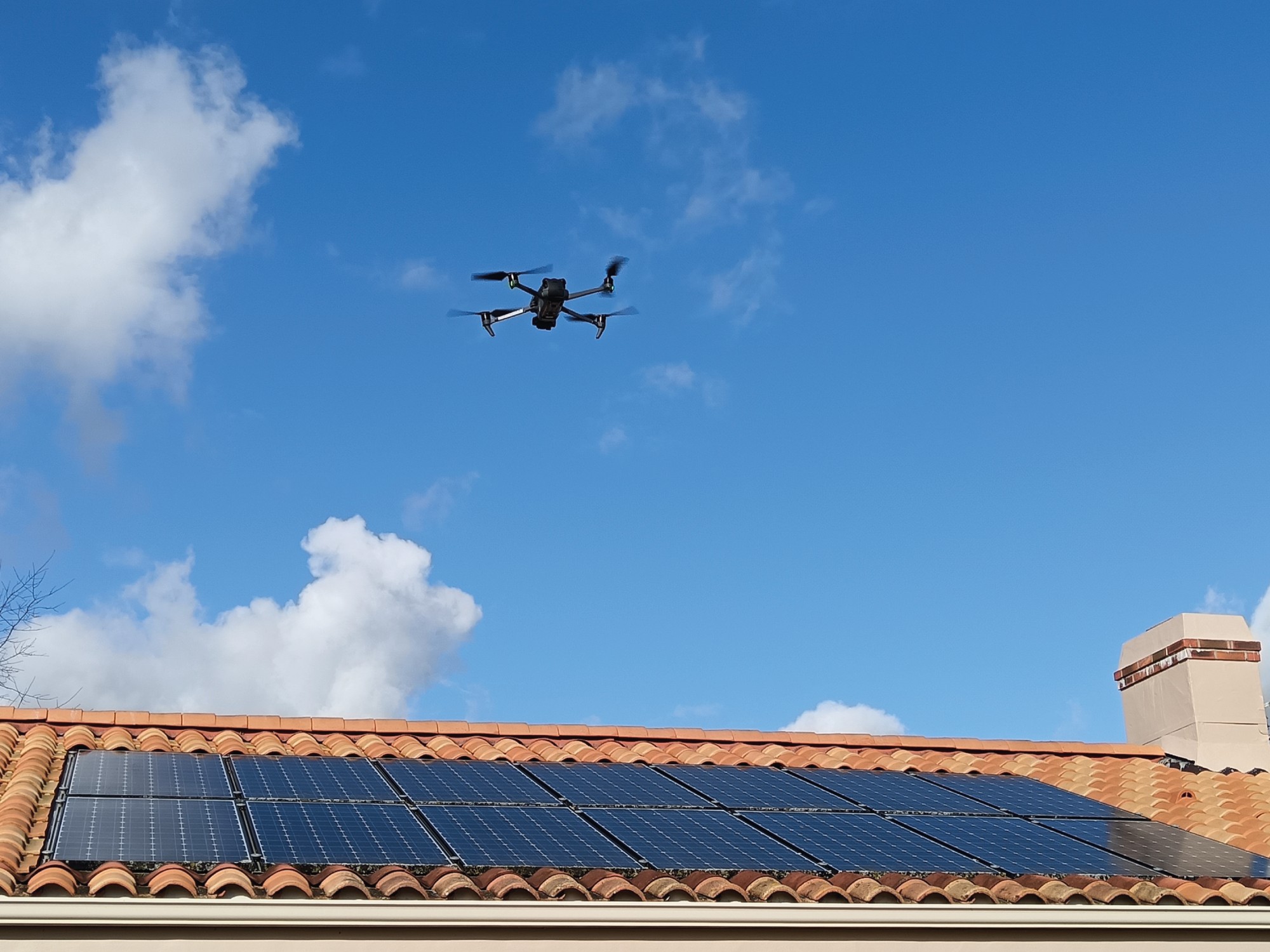 Thermographie aérienne par drone de panneaux solaires sur une maison individuelle