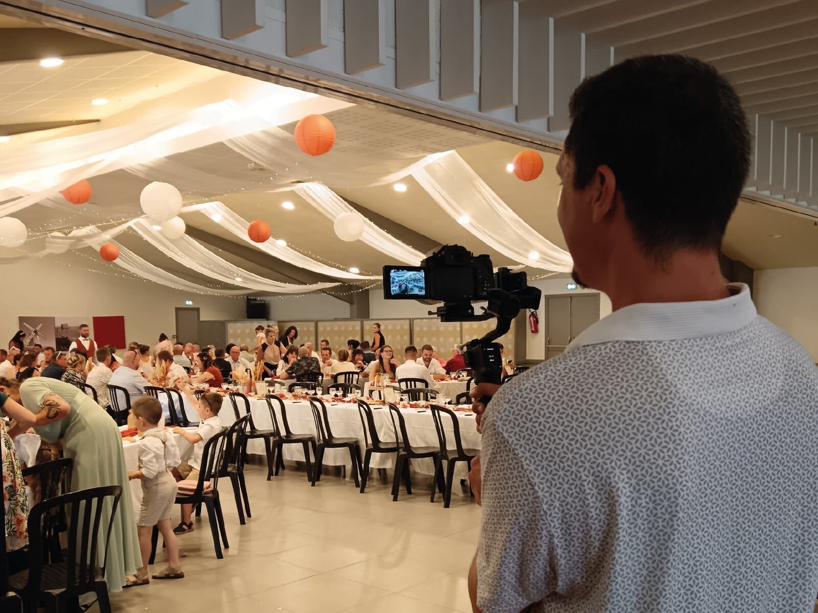 Photo de DronEsprit pendant un tournage vidéo sur un mariage, évenement familial