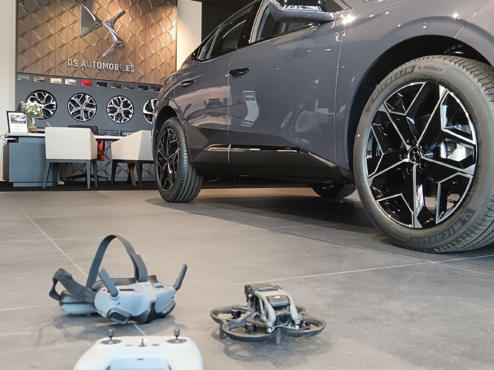 Photographie du drone FPV lors du tournage vidéo dans la concession DS Store de Challans