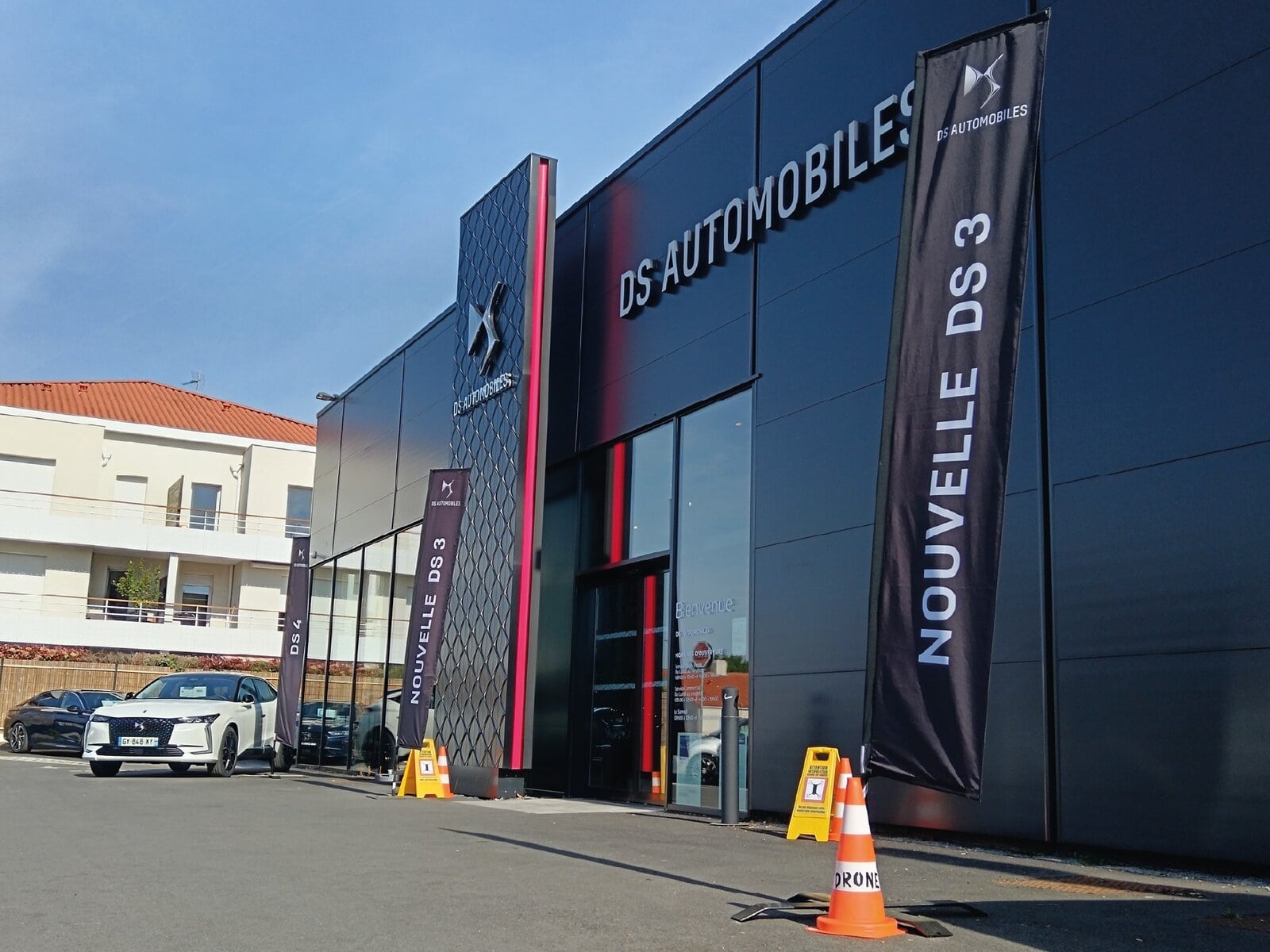 Photographie du dispositif d'exclusion des tiers à l'extérieur de la concession DS Store pour le tournage drone