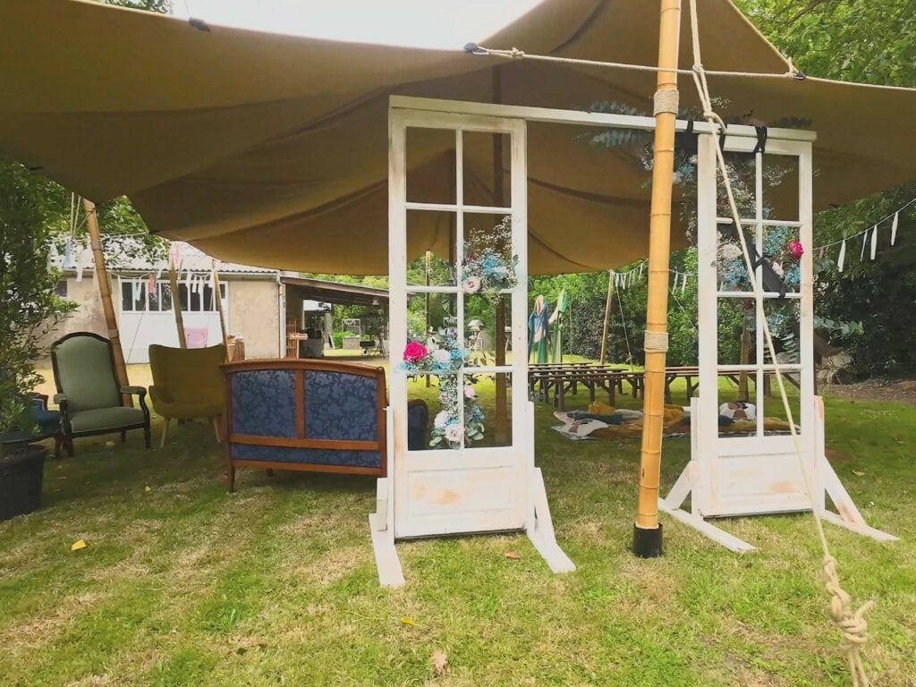 Photo issue d'une vidéo drone FPV pour présenter le lieu de cérémonie d'un mariage