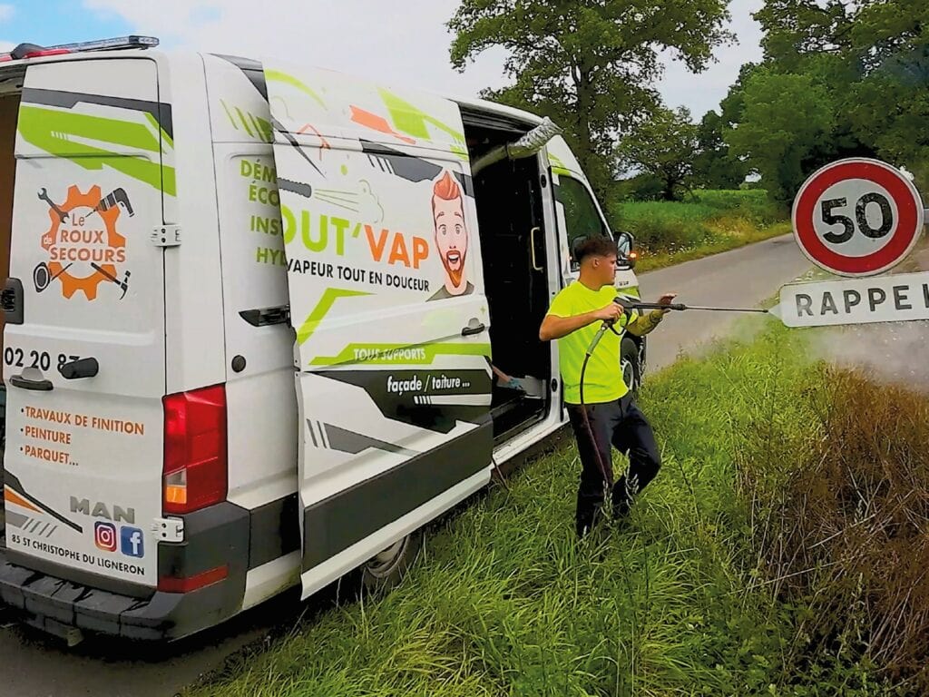 Photo issue d'une vidéo au drone FPV en plan séquence pour un chantier de nettoyage mobile à la vapeur sur des panneaux de signalisation