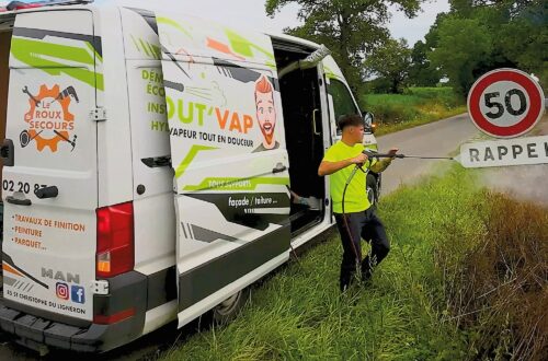 Photo issue d'une vidéo au drone FPV en plan séquence pour un chantier de nettoyage mobile à la vapeur sur des panneaux de signalisation