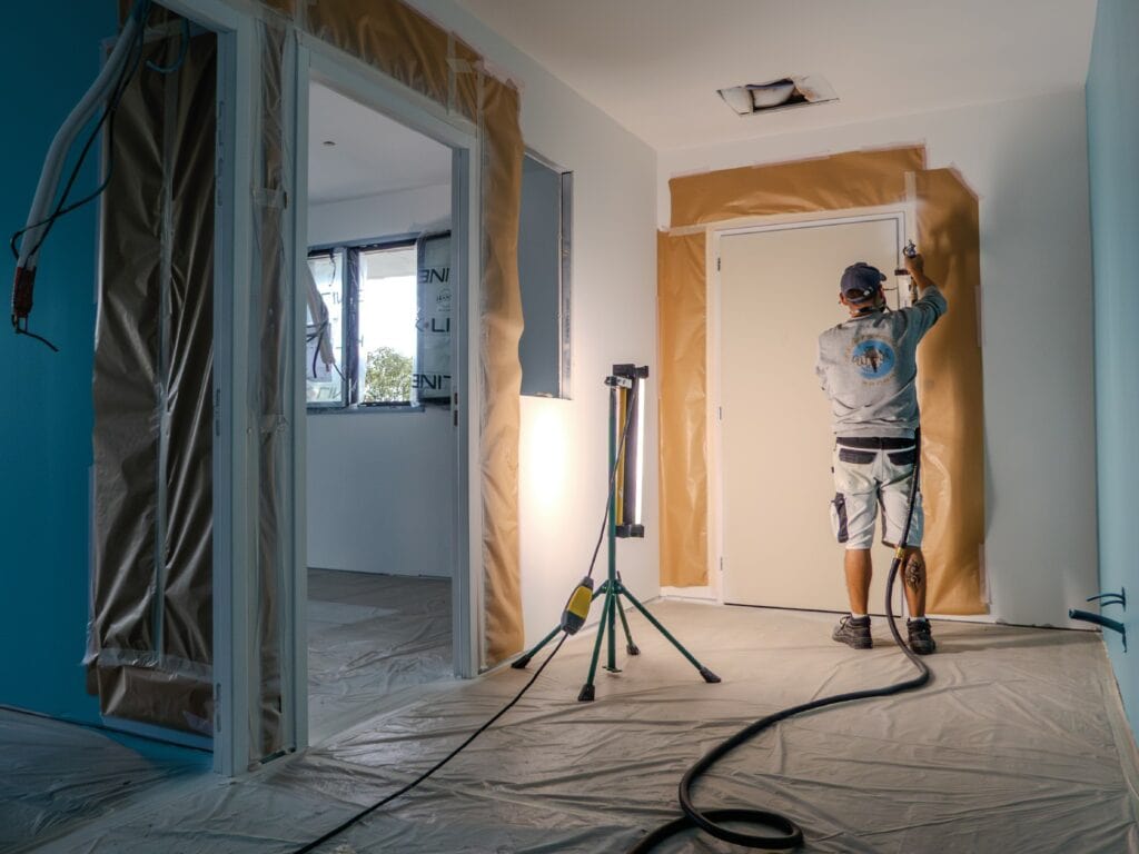 Photo d'un chantier de peinture au pistolet, issu d'une vidéo réalisée pour l'entreprise Wen Déco.