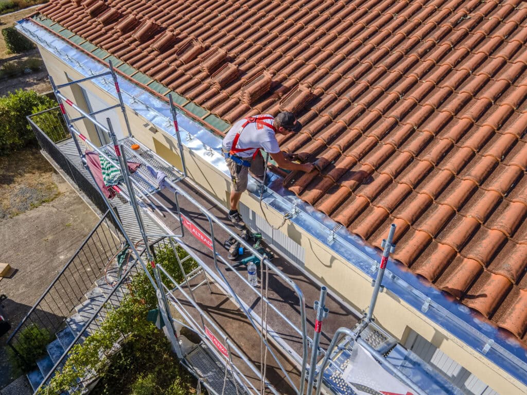 Photogrpahie aérienne de la société DB Couverture 85 pendant un remplacement de gouttière nantaise