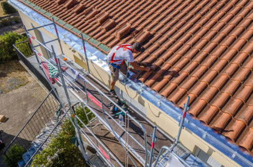 Photogrpahie aérienne de la société DB Couverture 85 pendant un remplacement de gouttière nantaise