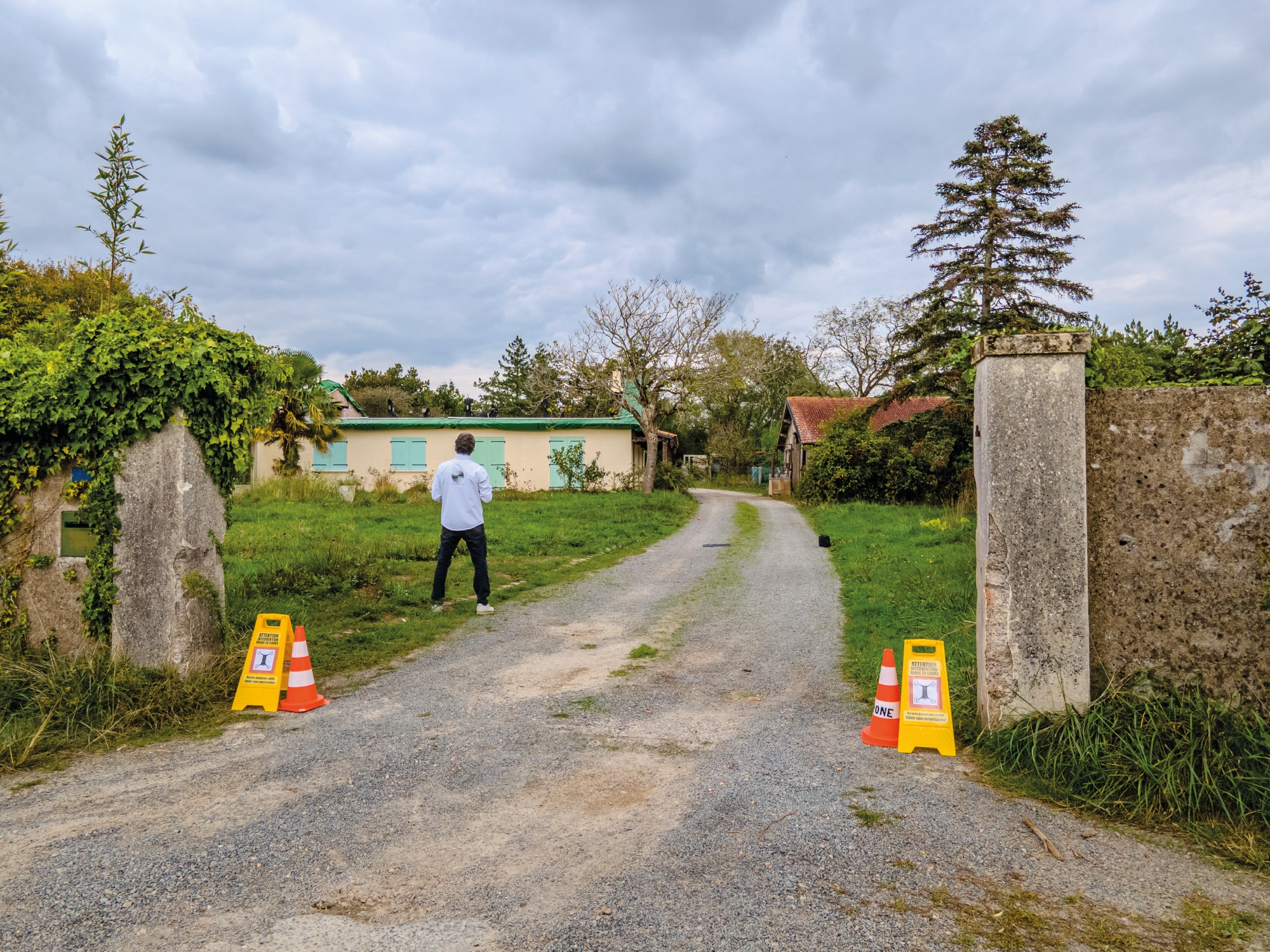 Photo de Matthieu de DronEsprit, entrain de voler en drone au dessus d'une maison individuelle. La zone d'exclusion des tiers est établi pour la sécurité des tiers.