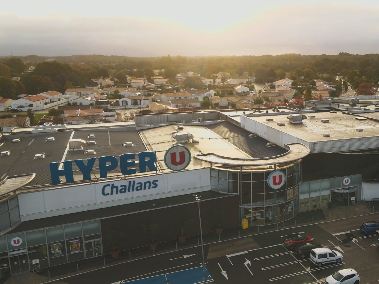 Photographie aérienne par drone du magasin Hyper U Challans lors du tournage vidéo d'un film publicitaire