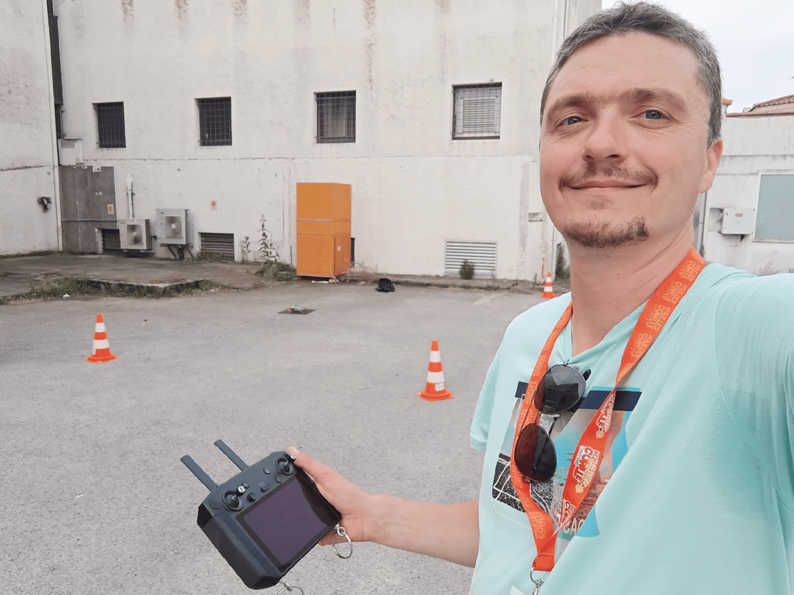 Photo d'une zone d'exclusion des tiers pour faire décoller le drone en centre-ville.