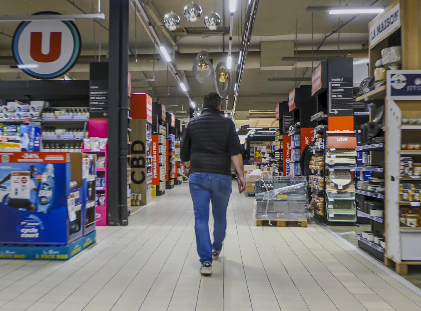 Photo issue d'une interview vidéo de communication pour Hyper U Challans, mettant en avant la formation continue.