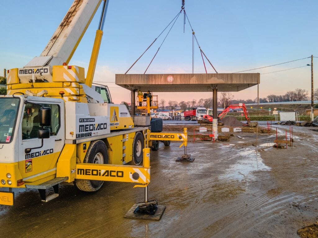 Photo d'un camion grue issue d'une vidéo de suivi de chantier pour la Station U de Saint Christophe du Ligneron en Vendée