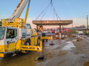 Photo d'un camion grue issue d'une vidéo de suivi de chantier pour la Station U de Saint Christophe du Ligneron en Vendée