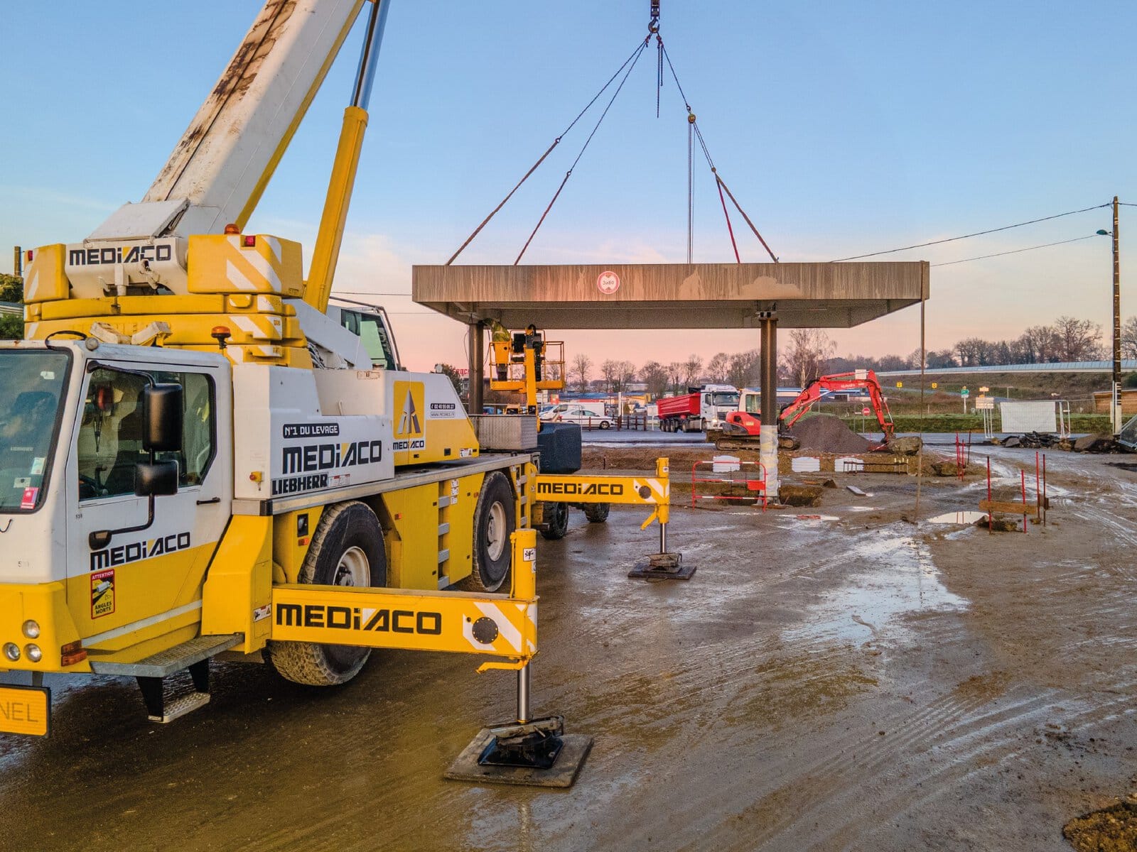 Photo d'un camion grue issue d'une vidéo de suivi de chantier pour la Station U de Saint Christophe du Ligneron en Vendée