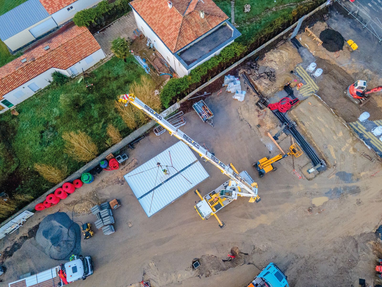 Camion grue sur le chantier de la station U pour le suivi vidéo.