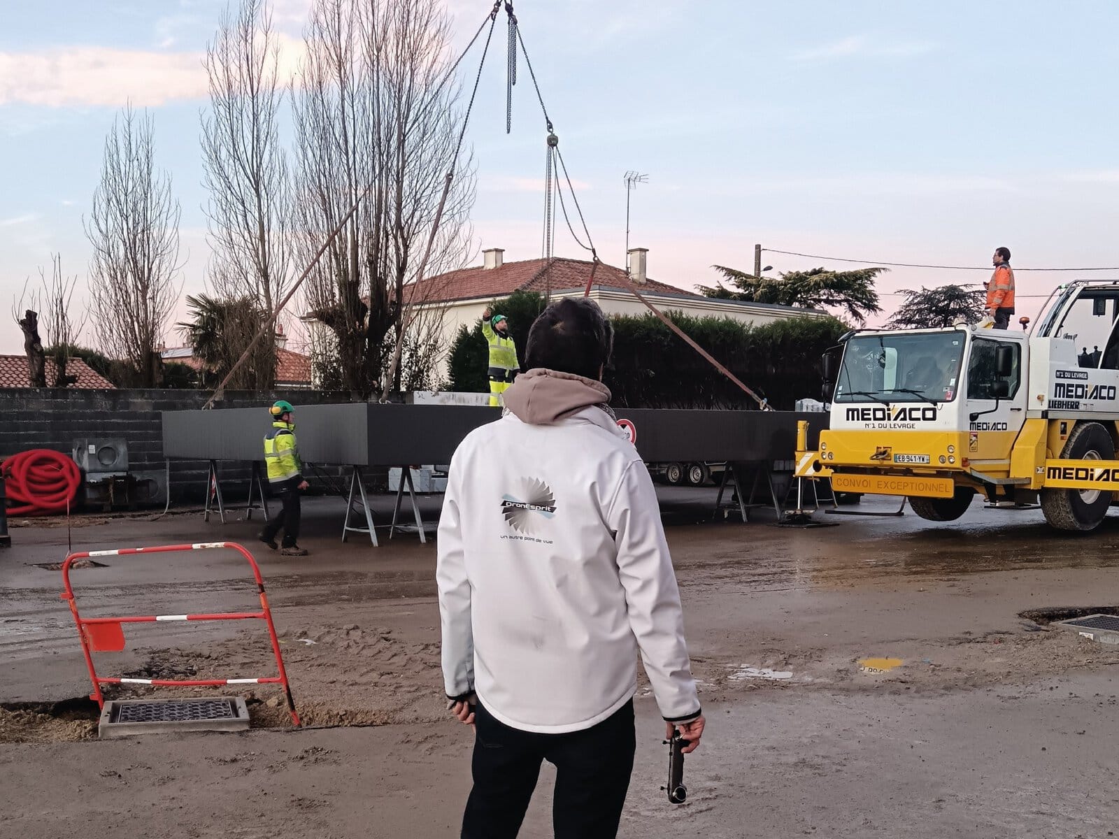 Matthieu DronEsprit dans l'attente du moment à filmer, télécommande du drone à la main, pendant le suivi de chantier vidéo de la station U.