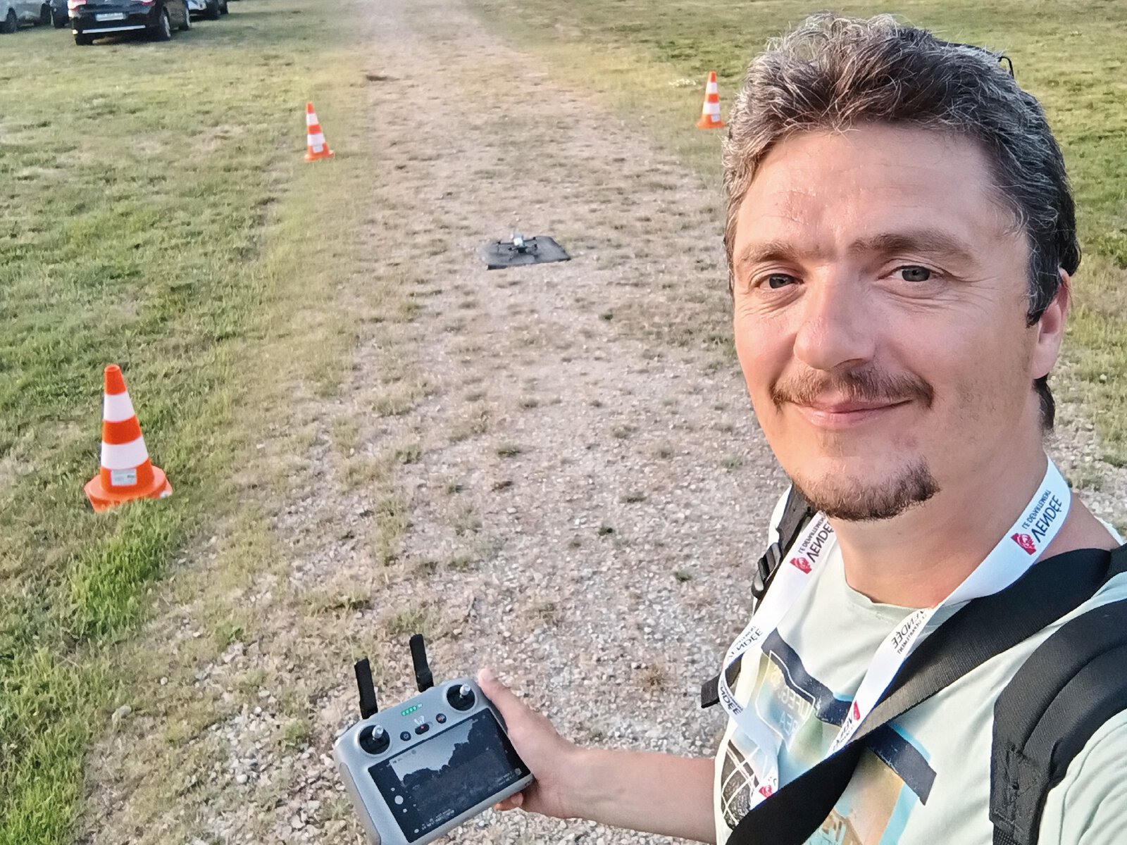 Matthieu de DronEsprit sur zone d'exclusion des tiers pour faire décoller le drone.