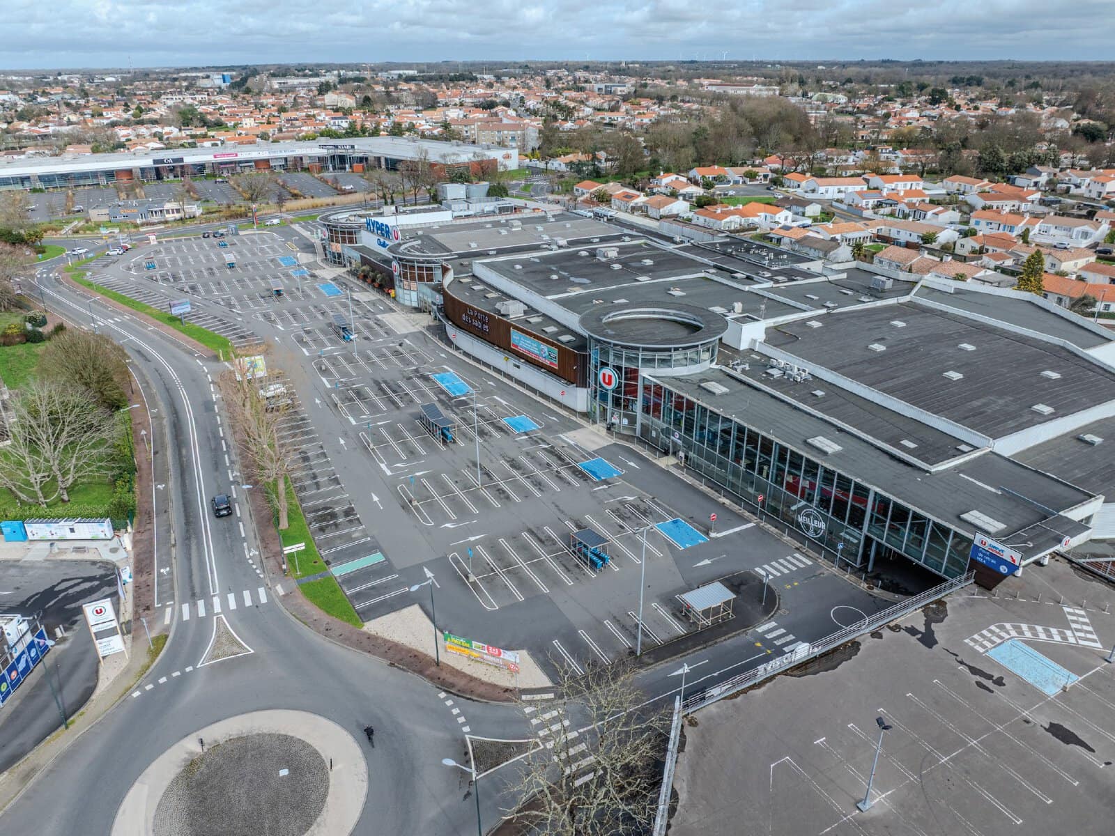 Centre commercial Hyper U Challans vue aérienne par drone.