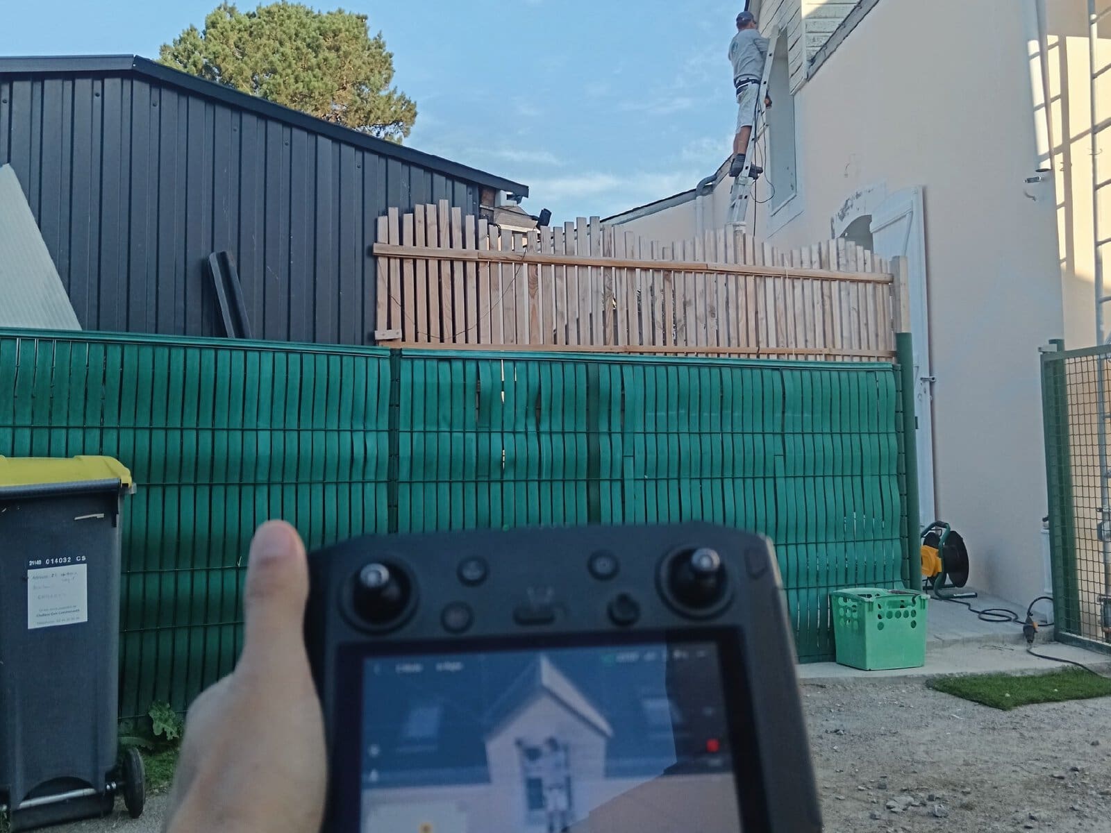 Photo de la radiocommande drone pendant la prise de vue photo du chantier de peinture.