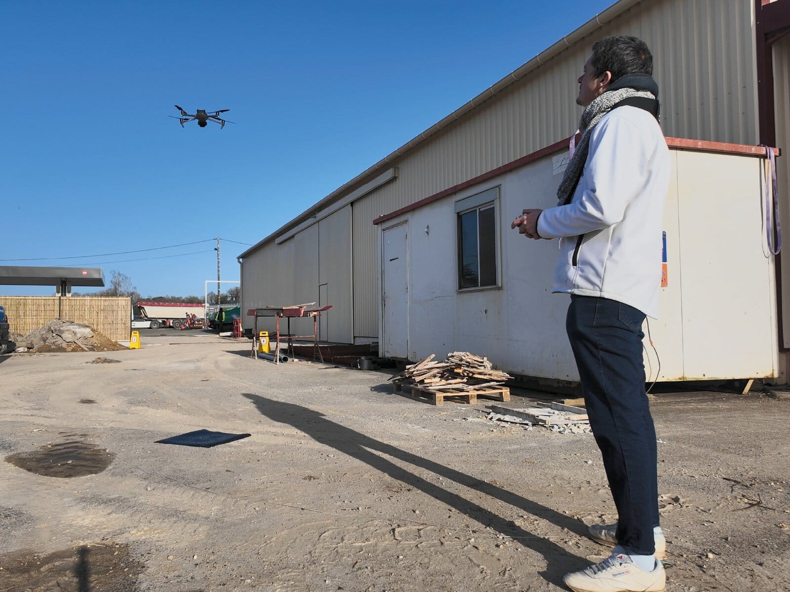 Photo du décollage d'un drone pendant le suivi de chantier vidéo de la station essence de Saint Christophe du Ligneron.