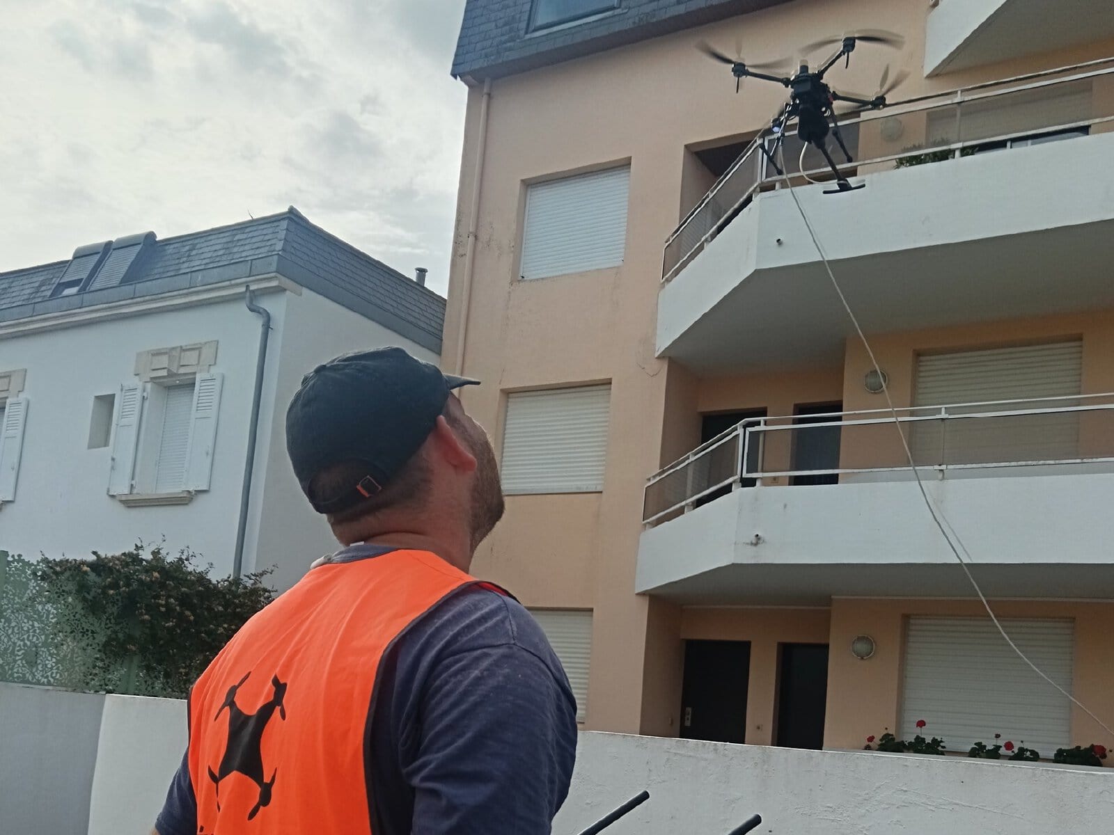 Photo d'Antoine Mignot, d'AM Drone, entrain de faire décoller son drone de pulvérisation.