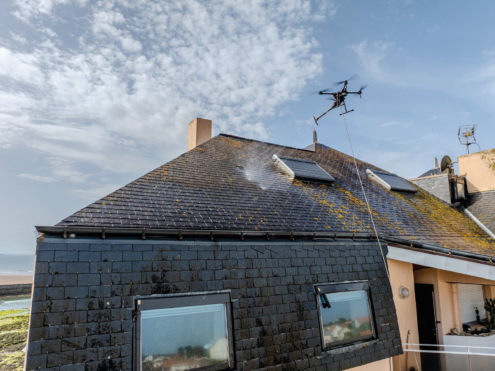 Photographie aérienne par drone d'un drone de pulvérisation en action.