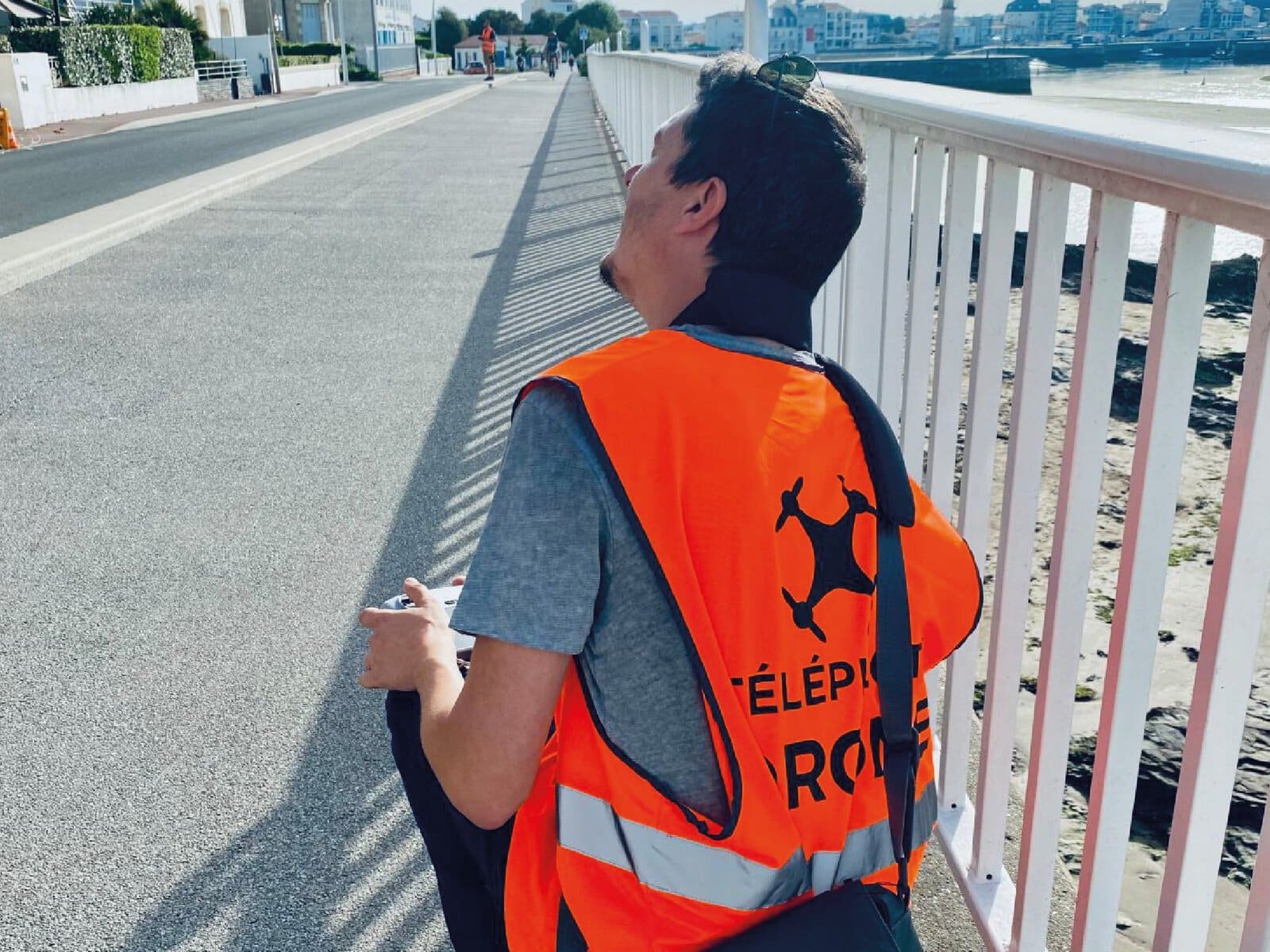 Photo de Matthieu Dublanche pendant la prise de vue drone sur le chantier de nettoyage.