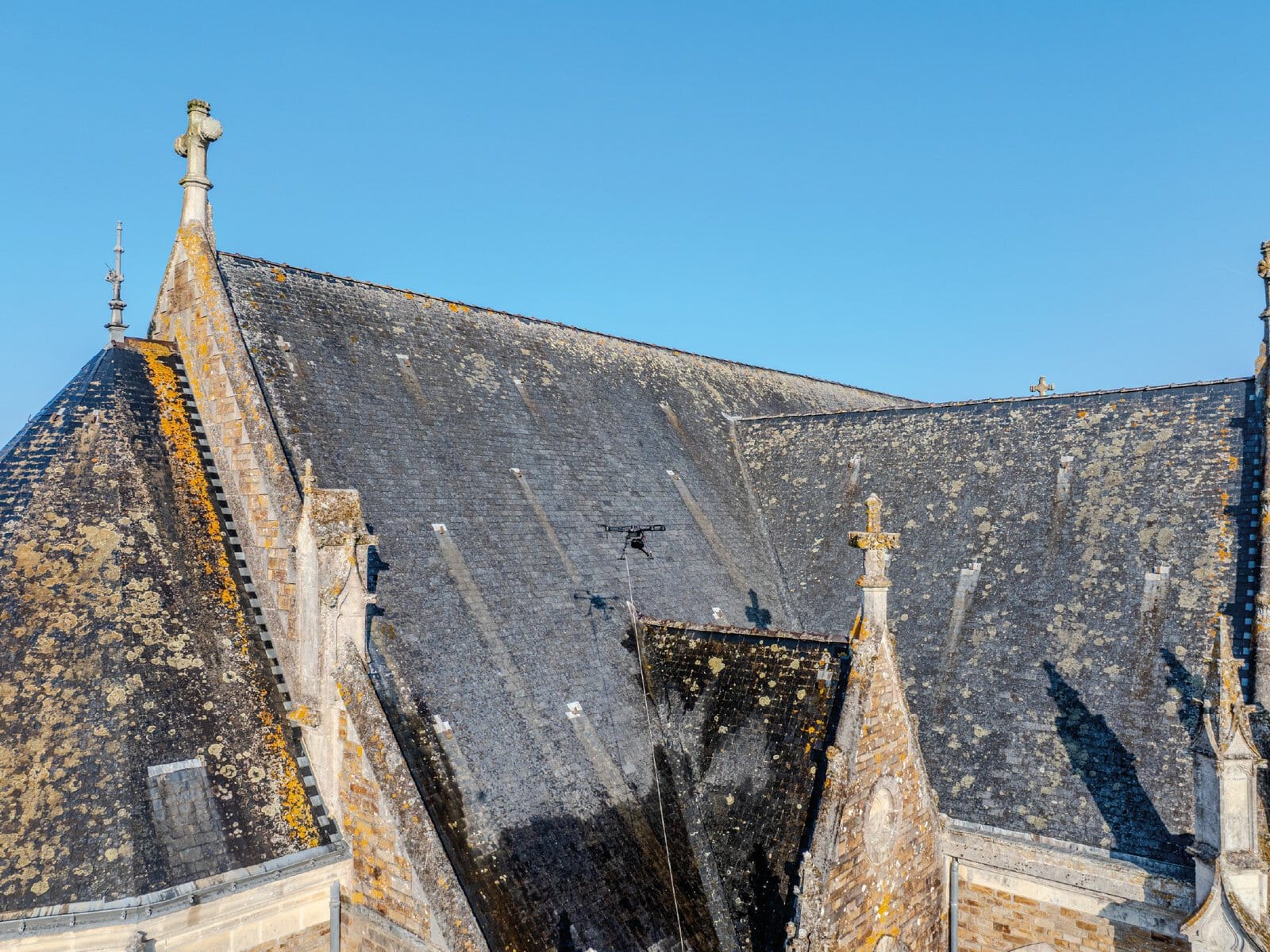 Photographie aérienne d'un drone de pulvérisation sur le chantier d'une église.