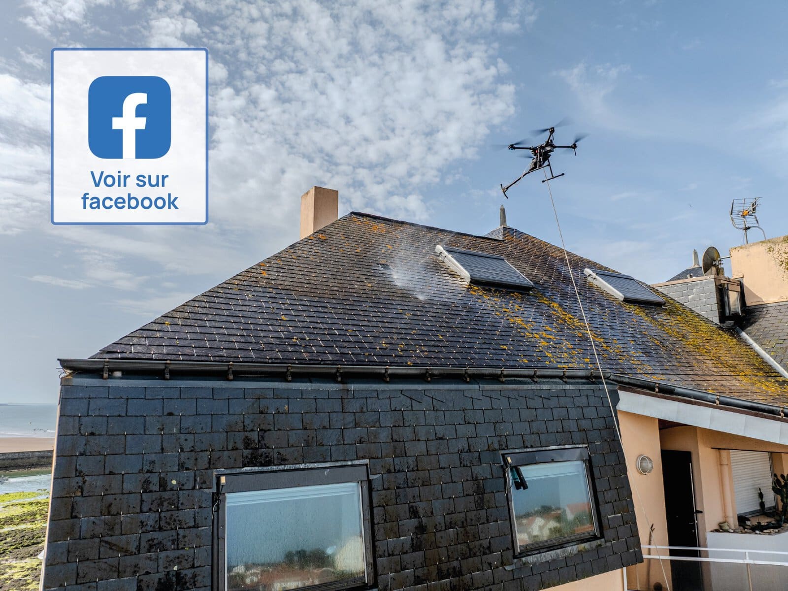Photographie par drone d'un drone de pulvérisation entrain de nettoyer une copropriété sur la corniche de Saint Gilles croix de Vie. Lien vers Facebook.