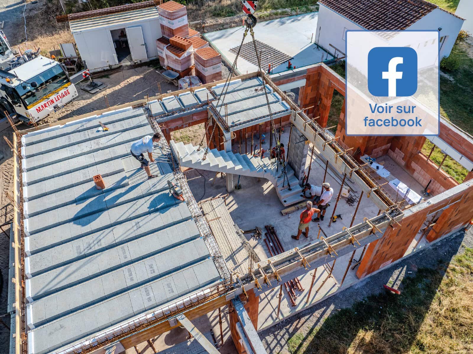 Photographie aérienne par drone de la pose d'un escalier sur une maison individuelle. Lien cliquable vers la vidéo facebook.