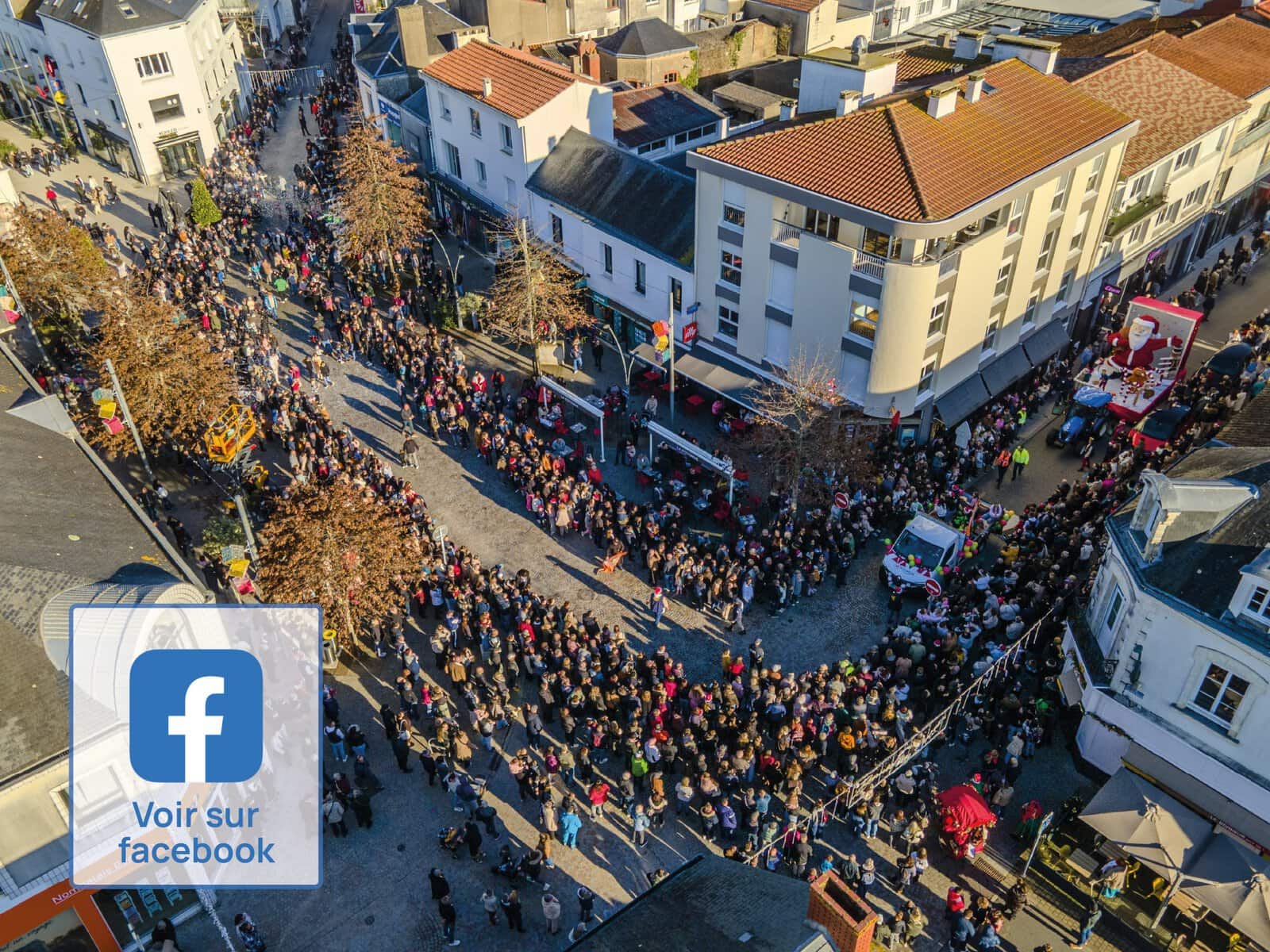 Photo drone de foule et du défilé lors de la parade de Noël organisée à Challans en Décembre 2025. Lien Facebook vers une vidéo.